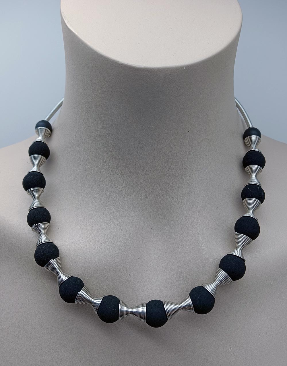 Collier Diabolo avec perles noires